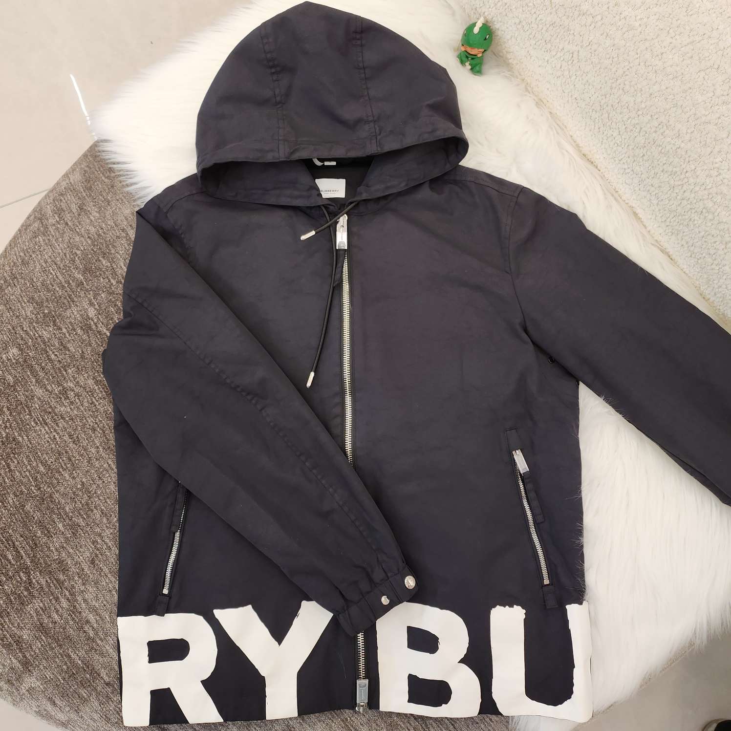 99新 BURBERRY/博柏利 Y3303 字母印花薄款宽松连帽外套 M码