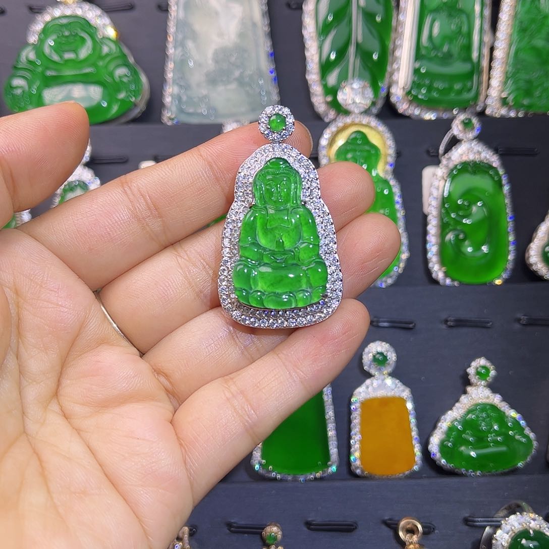 翡翠未镶嵌颈饰观音