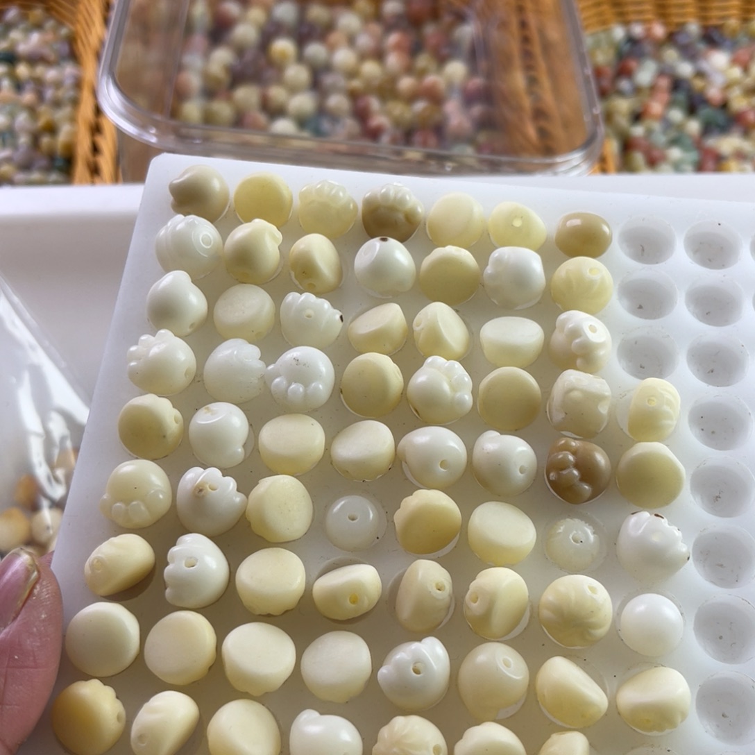 ଇ***ଲ吊坠白玉菩提瑕疵雕刻件包子