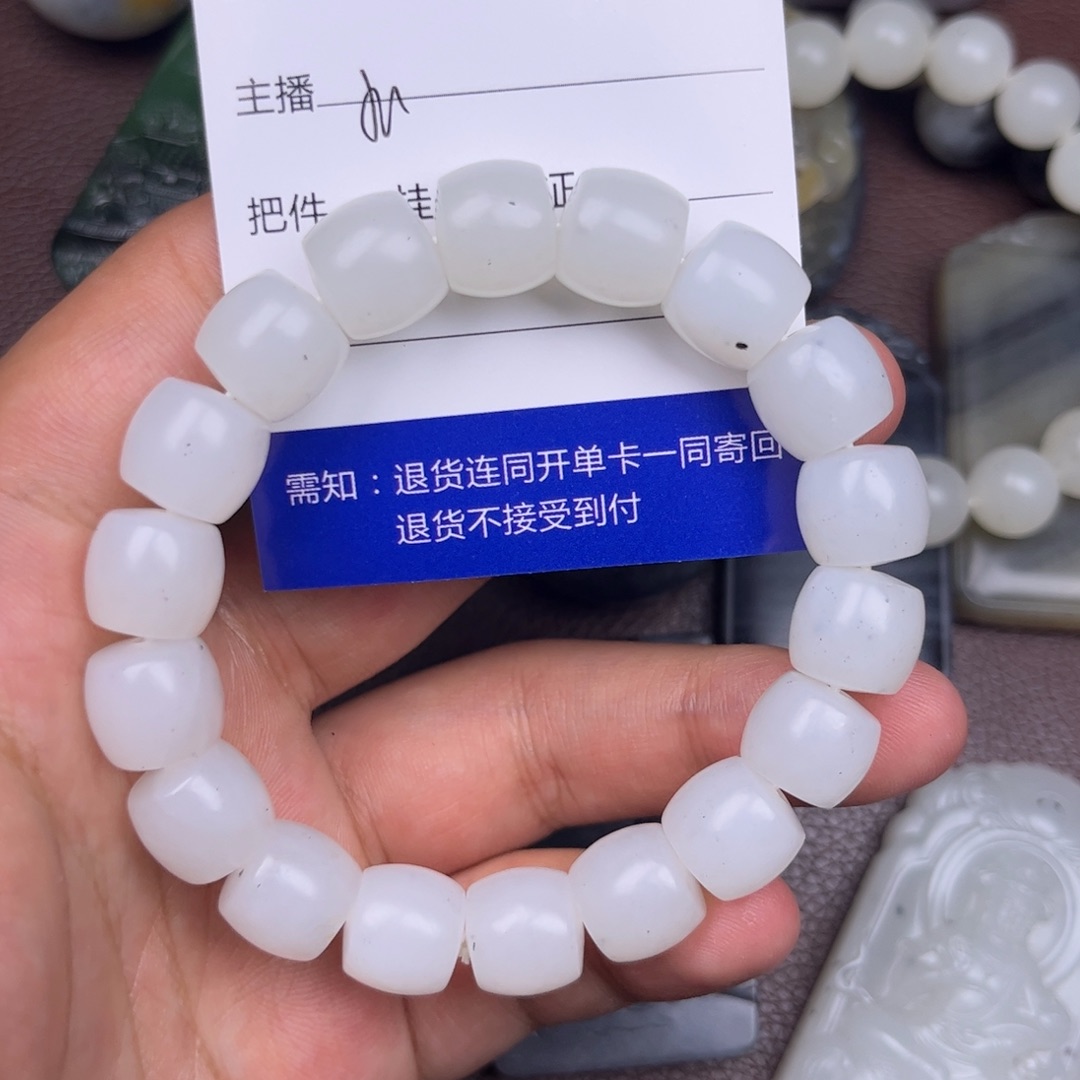 大***牛吊坠(不含链)未镶嵌和田玉