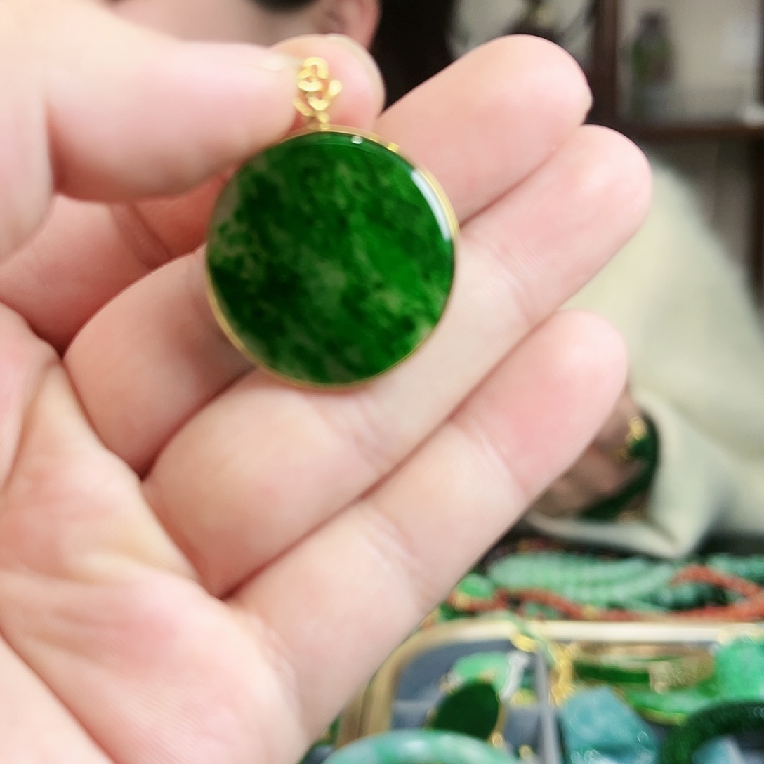 翡翠颈饰18K金镶嵌吊坠