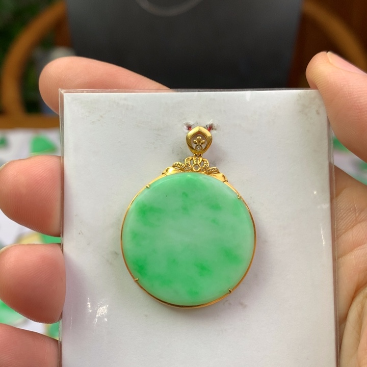 呵***呵翡翠18K金镶嵌颈饰翡翠吊坠