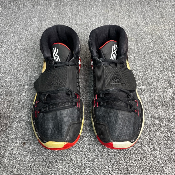 44码 kyrie6 篮球鞋 右鞋底轻微氧化