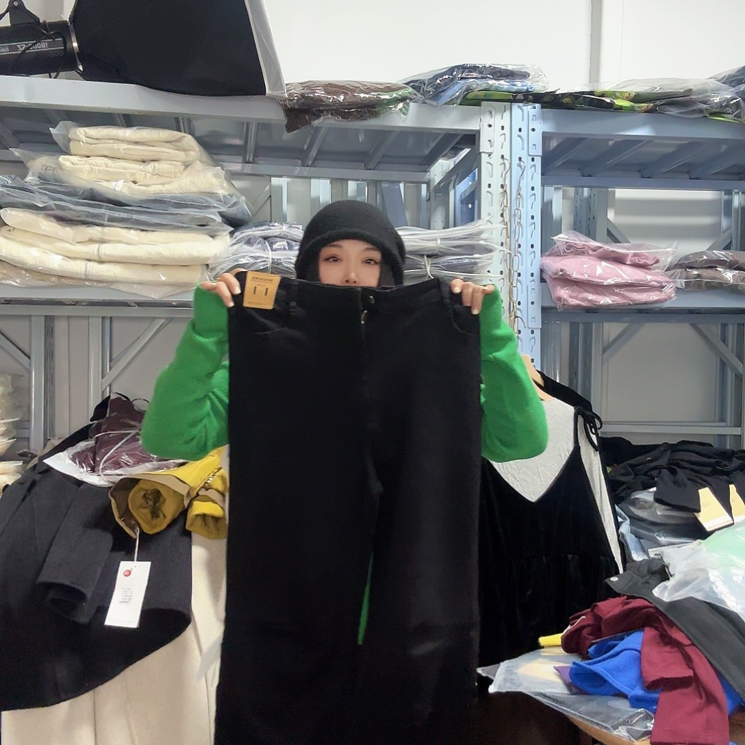 货号90106黑色直筒牛仔裤