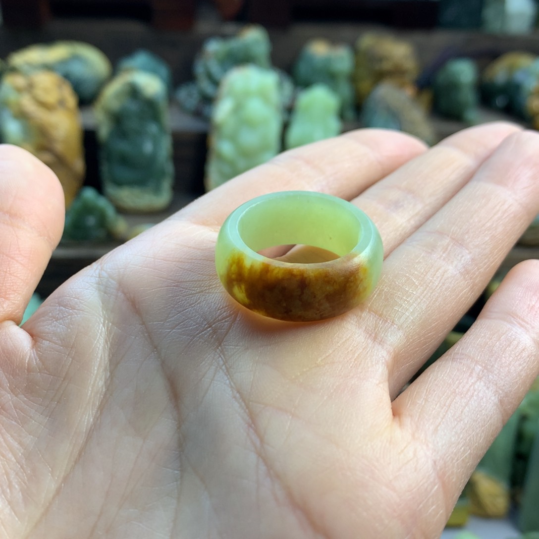 岫岩河磨玉（透闪石质玉）戒指未镶嵌黑*