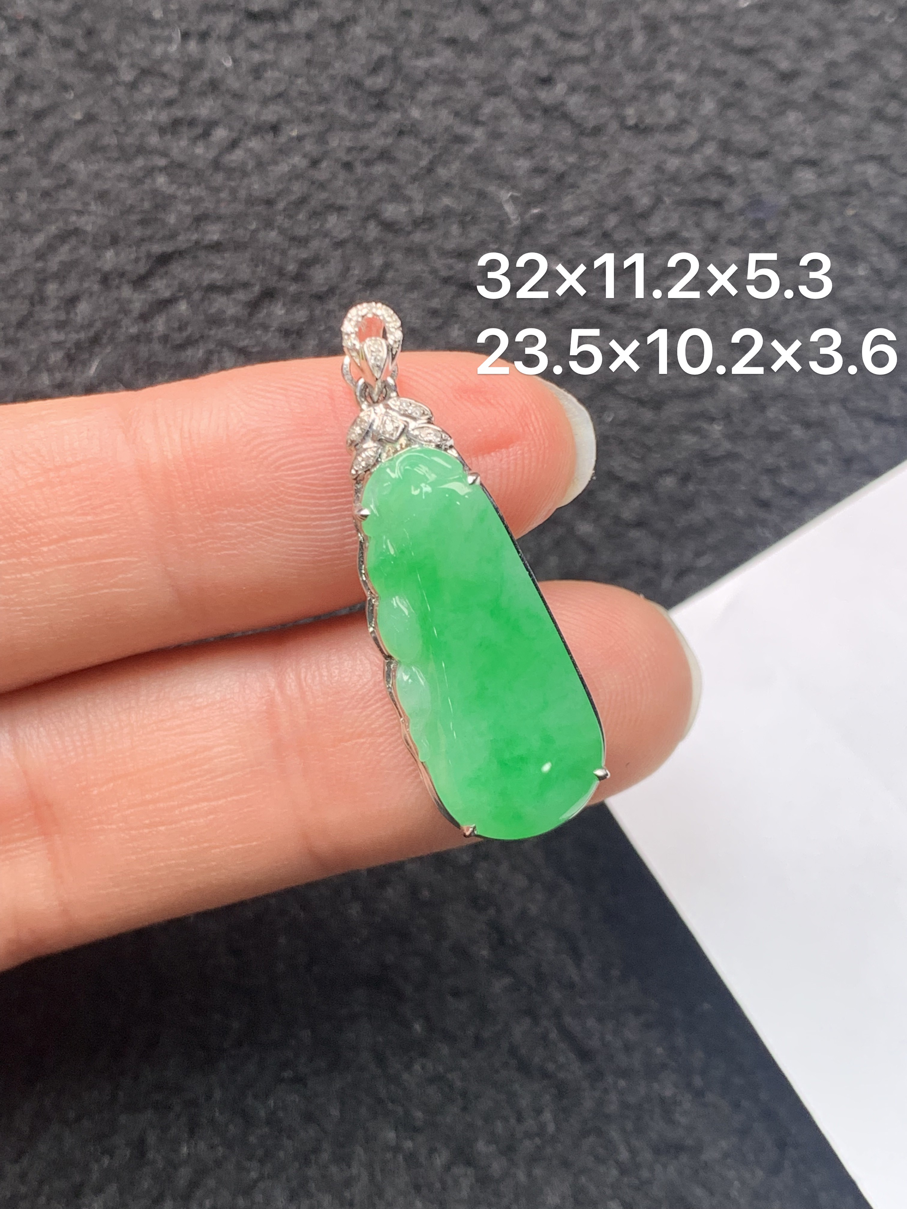 18K金镶嵌天然缅甸翡翠阳绿福瓜吊坠