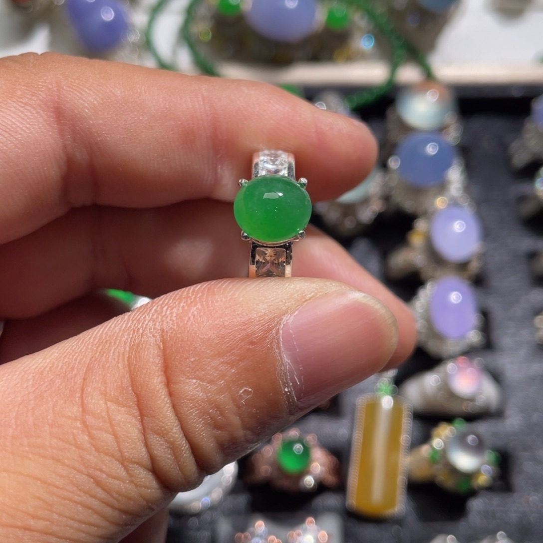 翡翠配石冰绿蛋面铜托