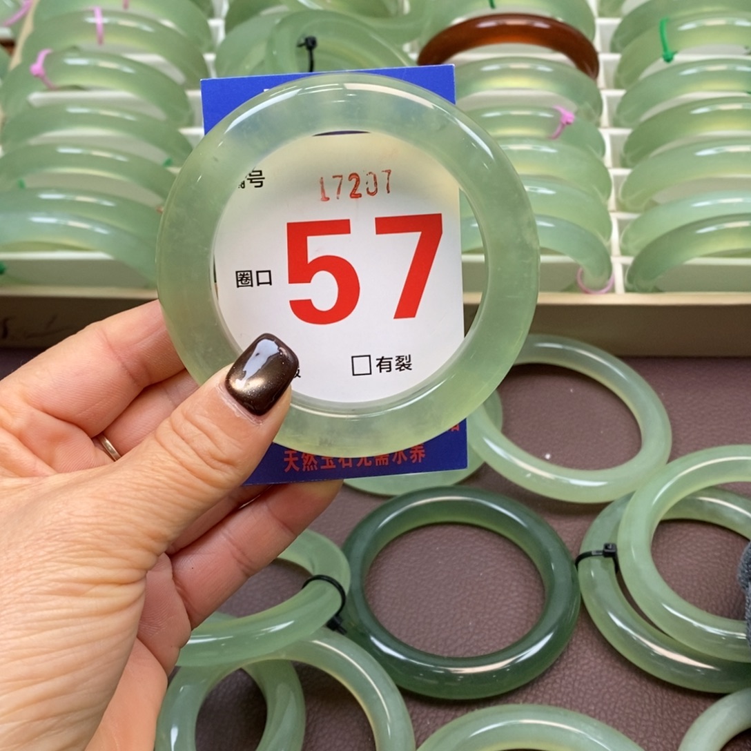 张****蛇纹石玉未镶嵌手镯