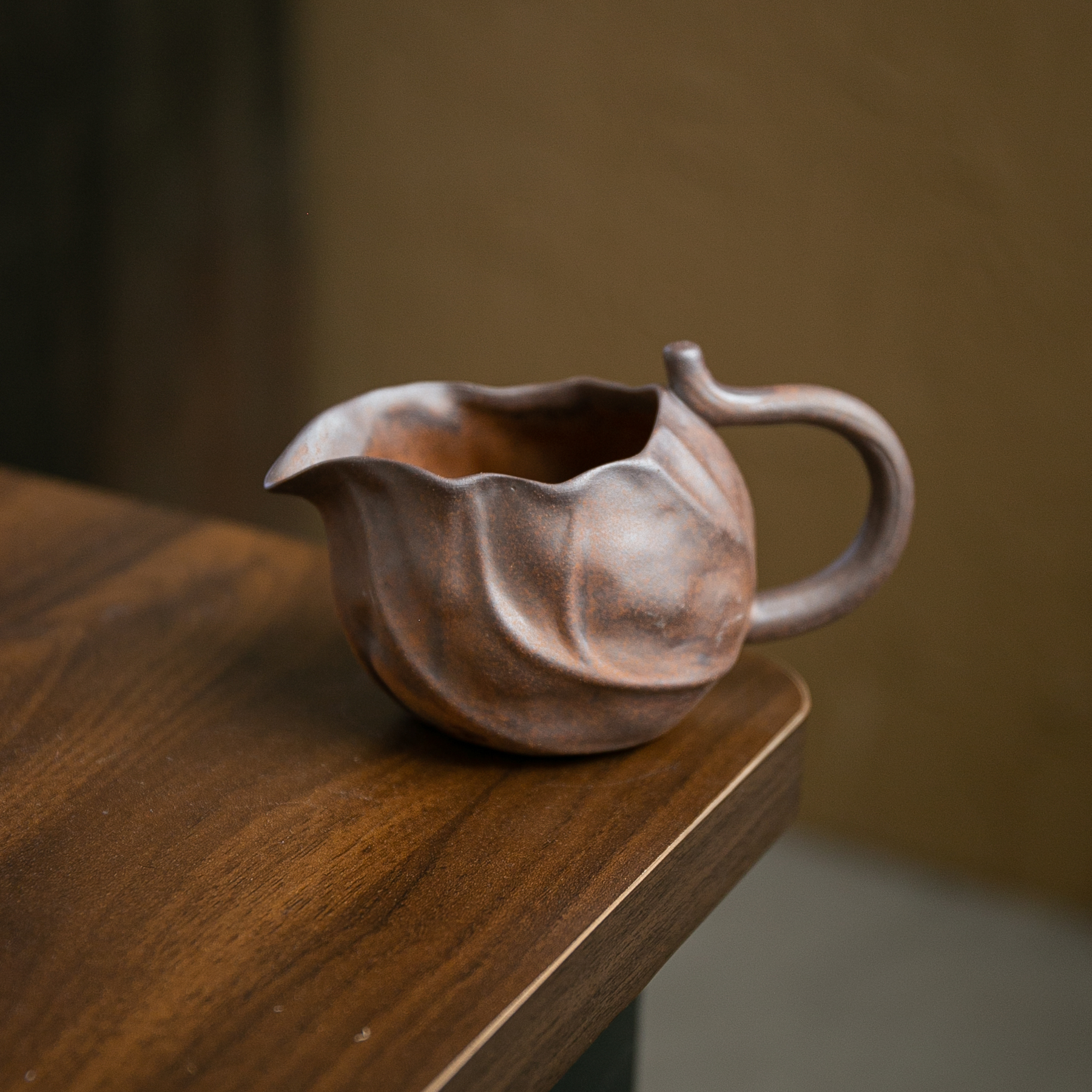 【老岩泥】粗陶荷叶手把公道杯.1361.中式复古创意公道杯分茶器茶道