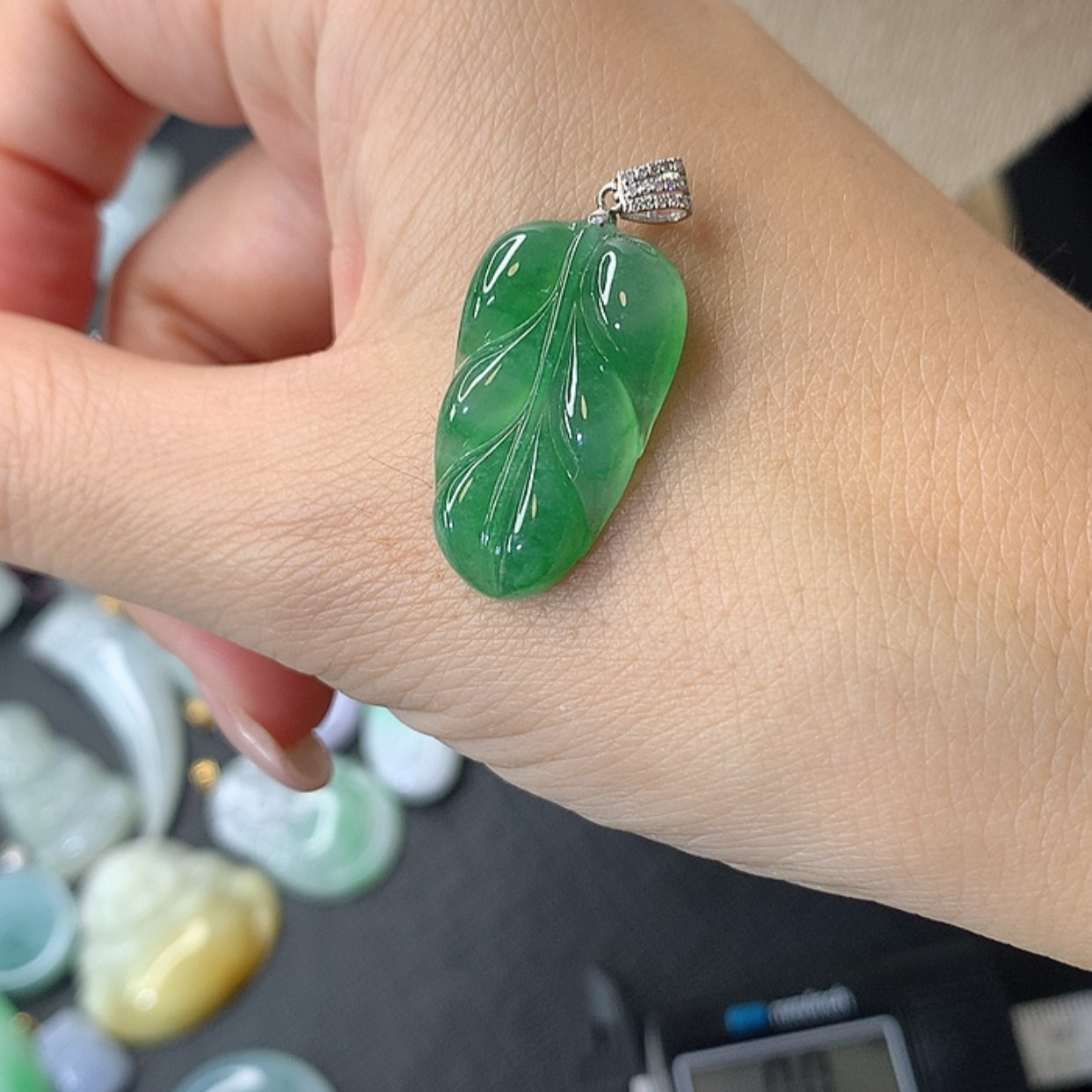 【闪购商品】翡翠吊坠(赠链)18K金镶嵌