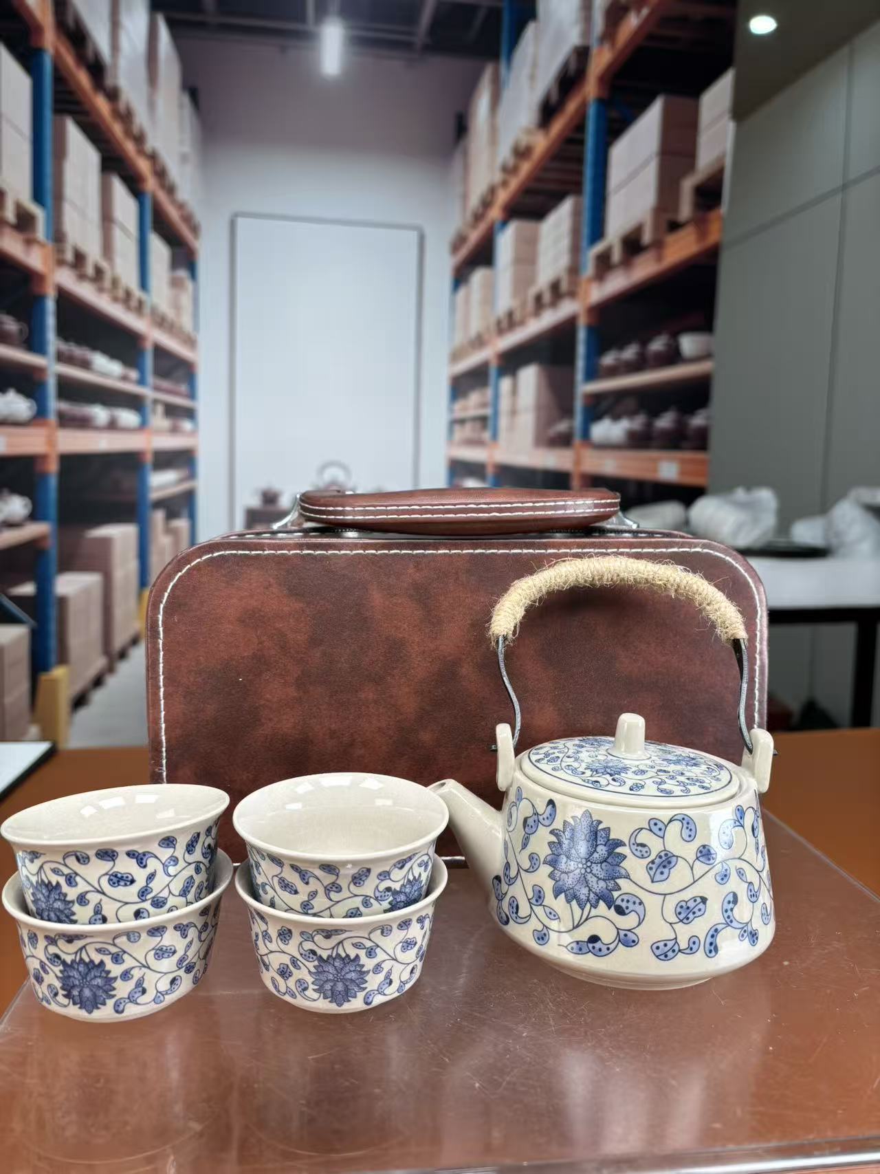 Y3349麦芽黄缠枝莲麻绳提梁壶+4杯