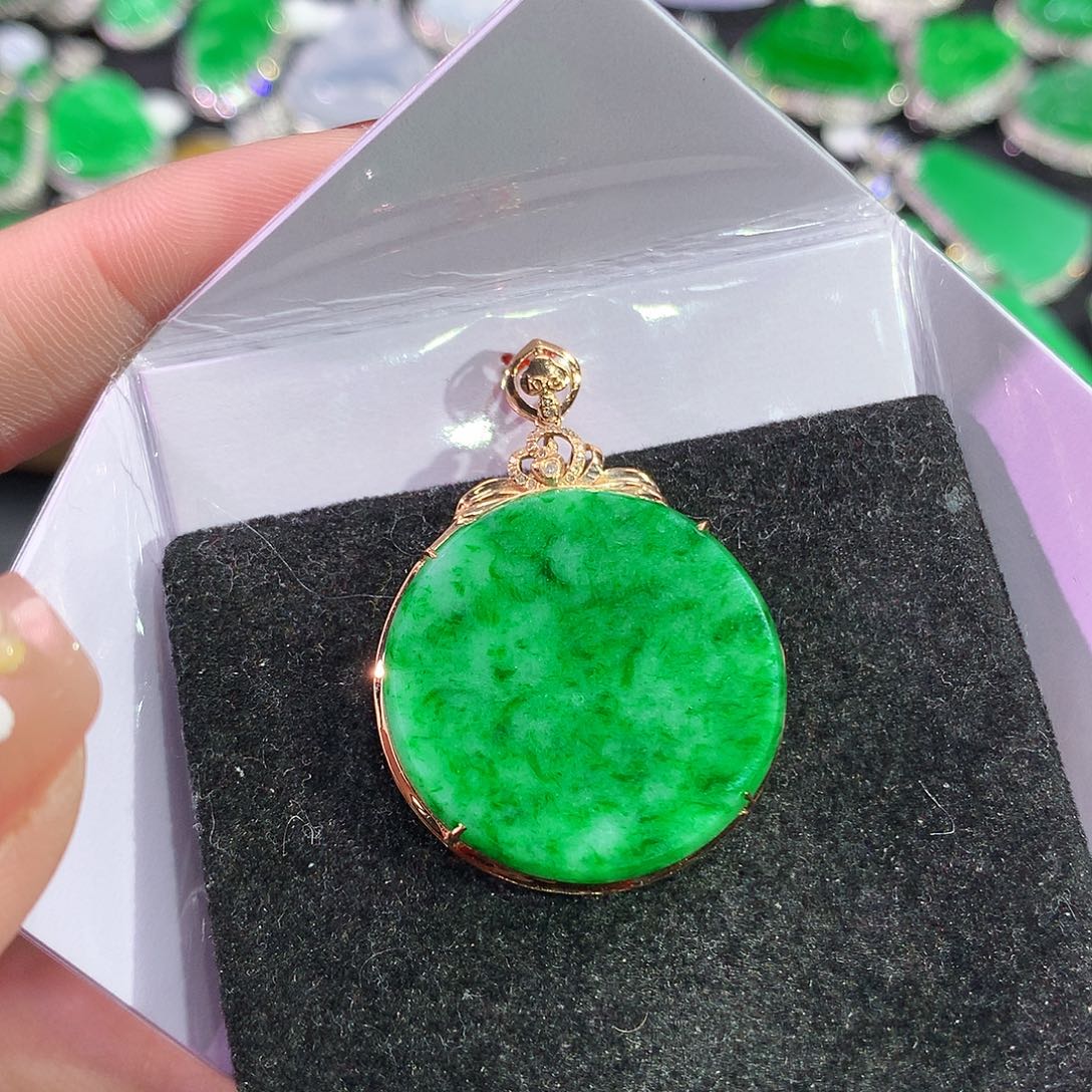翡翠吊坠(赠链)18K金镶嵌