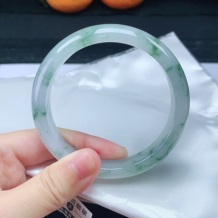 翡翠手镯未镶嵌56圈