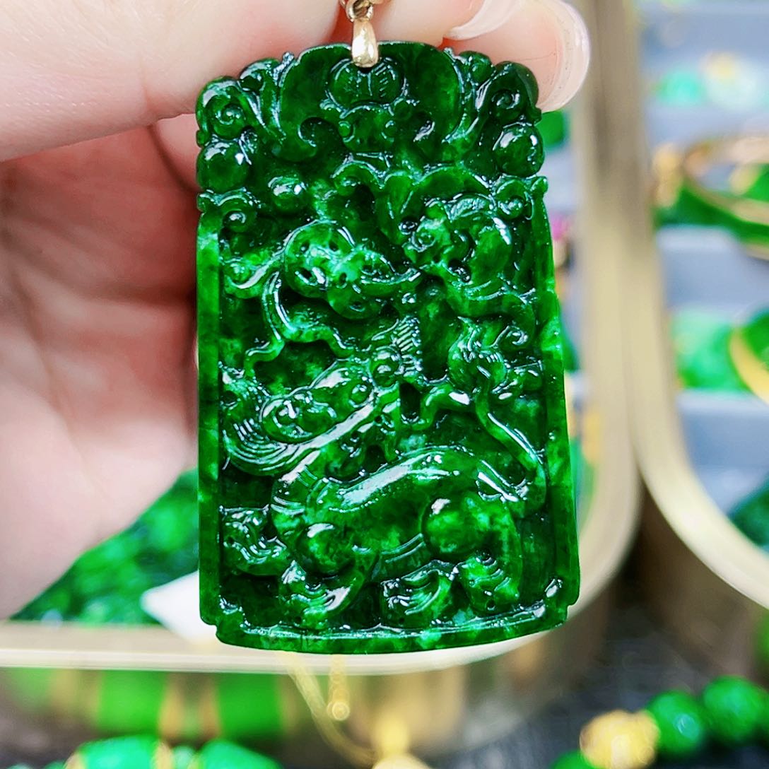 翡翠颈饰18K金镶嵌吊坠