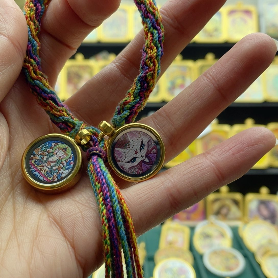 吊坠沧***逗唐卡等多种形式的艺术形式