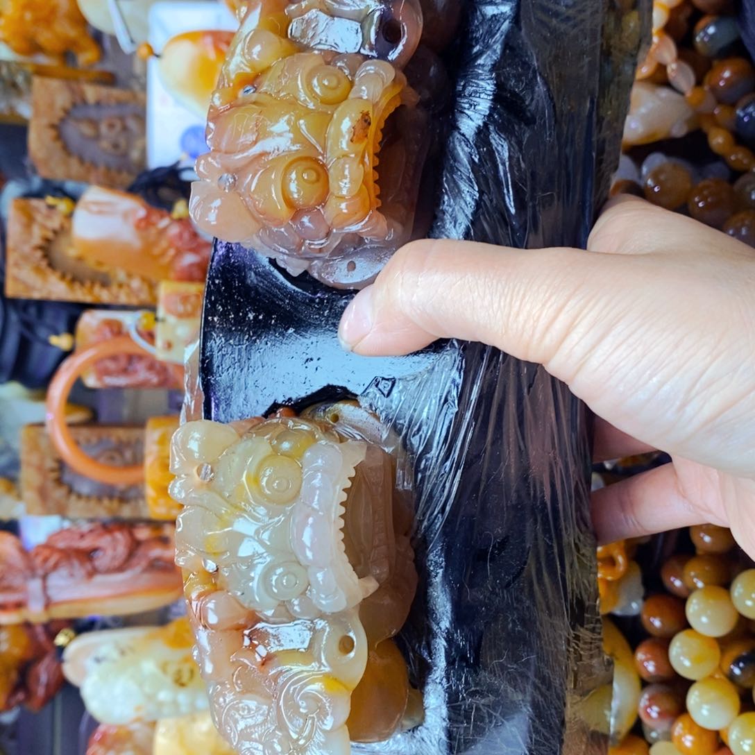 未镶嵌石英质玉（黄龙玉）颈饰
