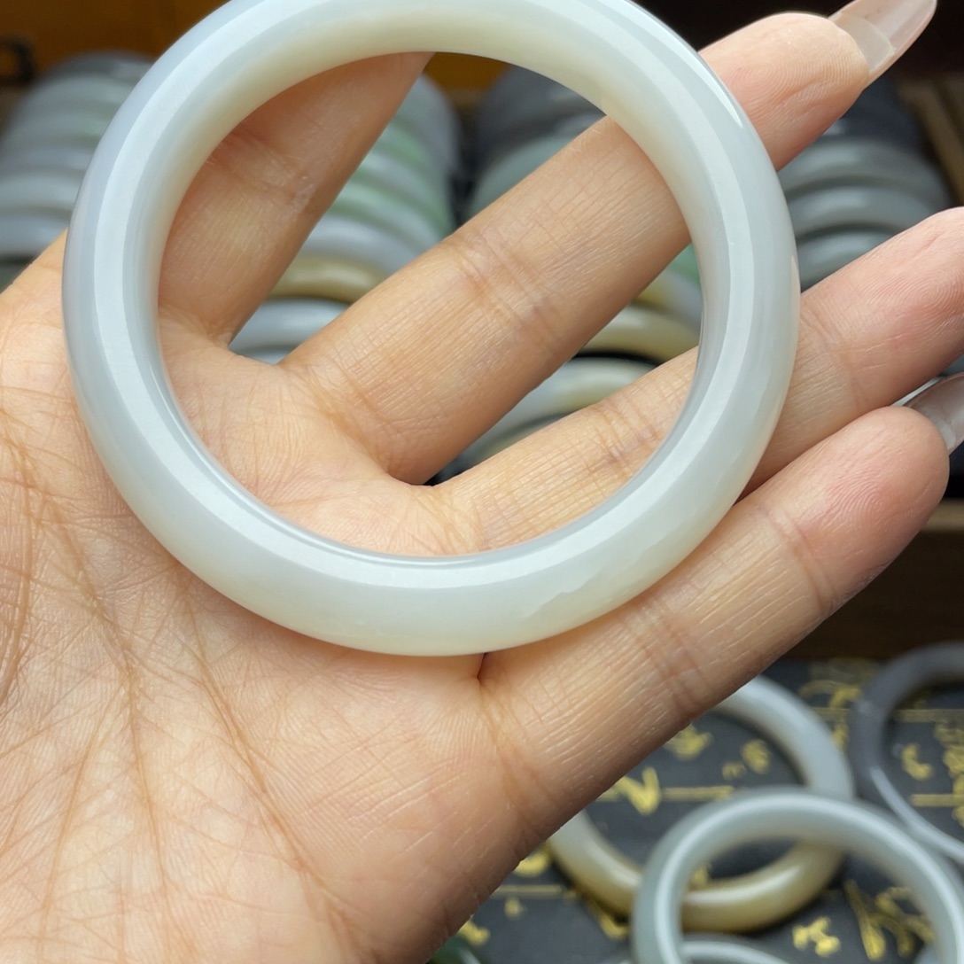 社****和田玉未镶嵌手镯有纹