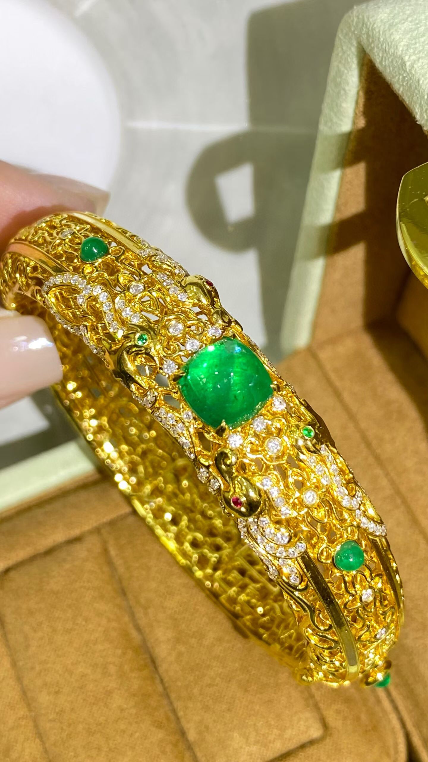 祖母绿18K金手镯！主石：3.75克拉！钻石：1.03克拉！金重：41.5克