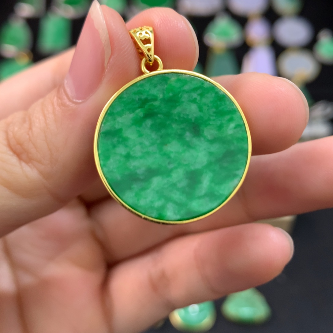 翡翠未镶嵌颈饰有纹裂