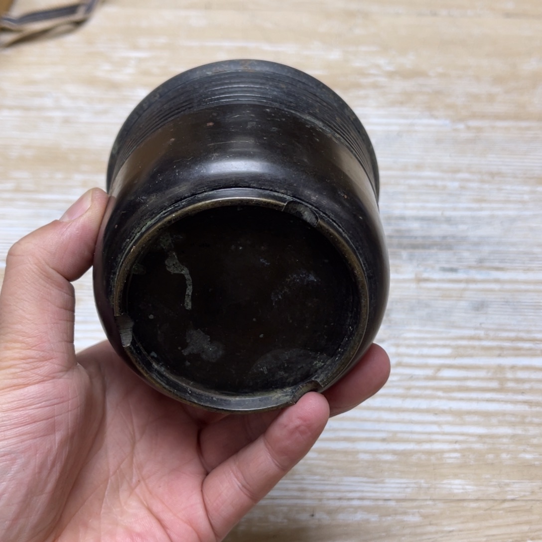 瓷片密密麻麻地排列着一个