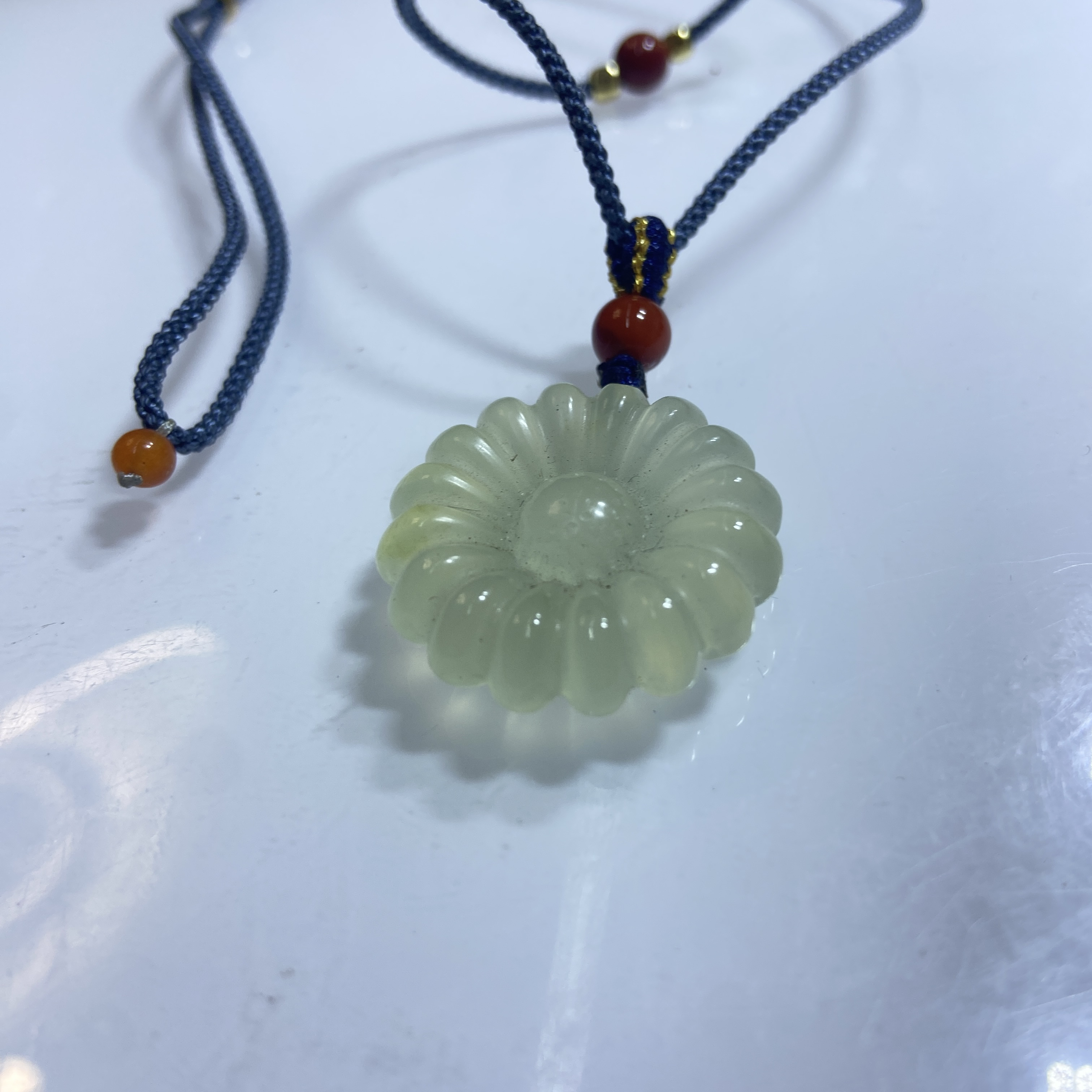 岫玉冰料精雕双面太阳花锁骨吊坠配饰