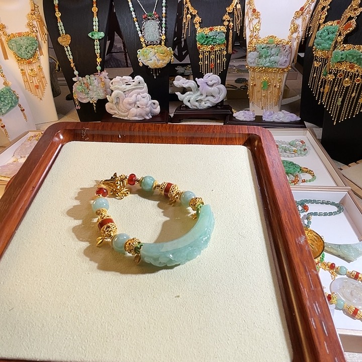 翡翠颈饰未镶嵌翡翠半镯女神节礼物
