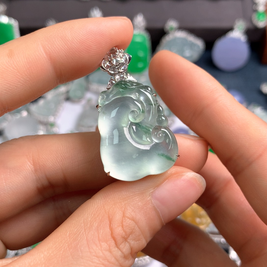 翡翠18K金镶嵌颈饰如意