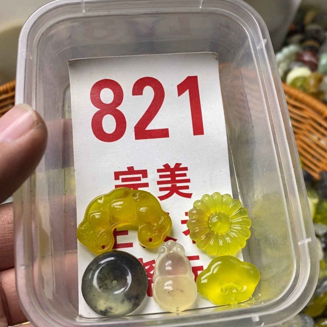 蛇纹石玉挂坠未镶嵌