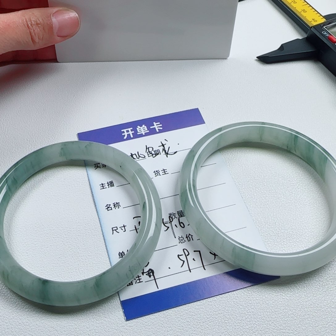 石英质玉手镯未镶嵌白***?