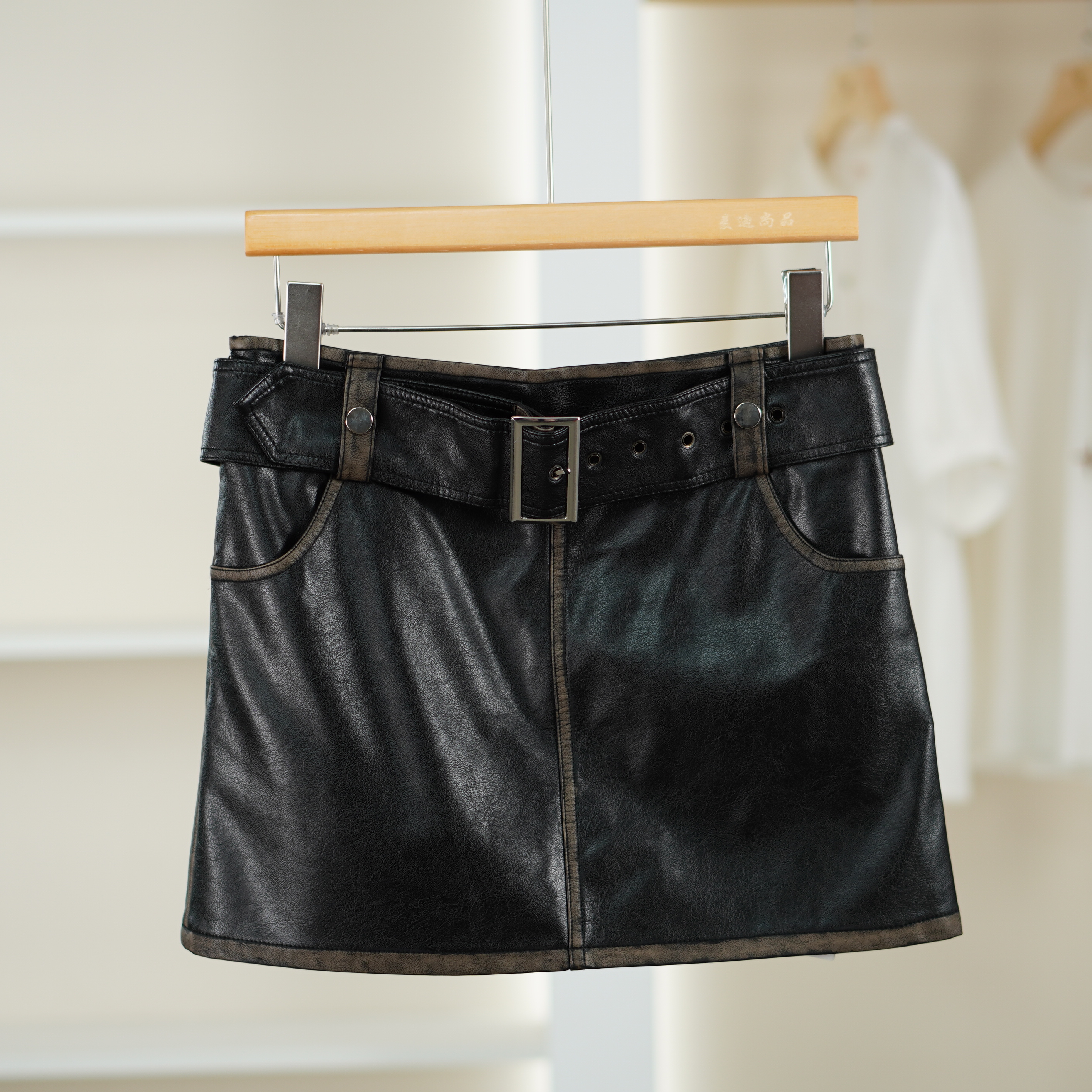 麦迪尚品【文M】51105200 秋季时尚性感PU超短皮裙品牌女装