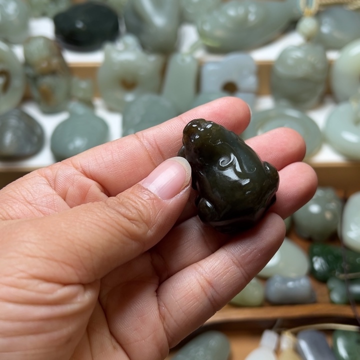 和田玉未镶嵌把件