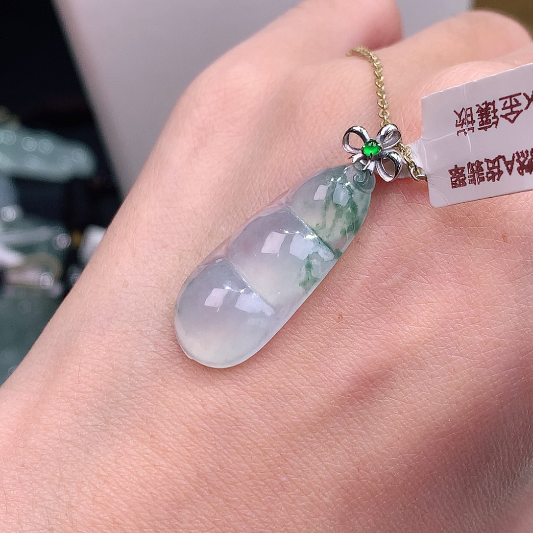 颈饰18K金镶嵌翡翠冰胶飘花福豆