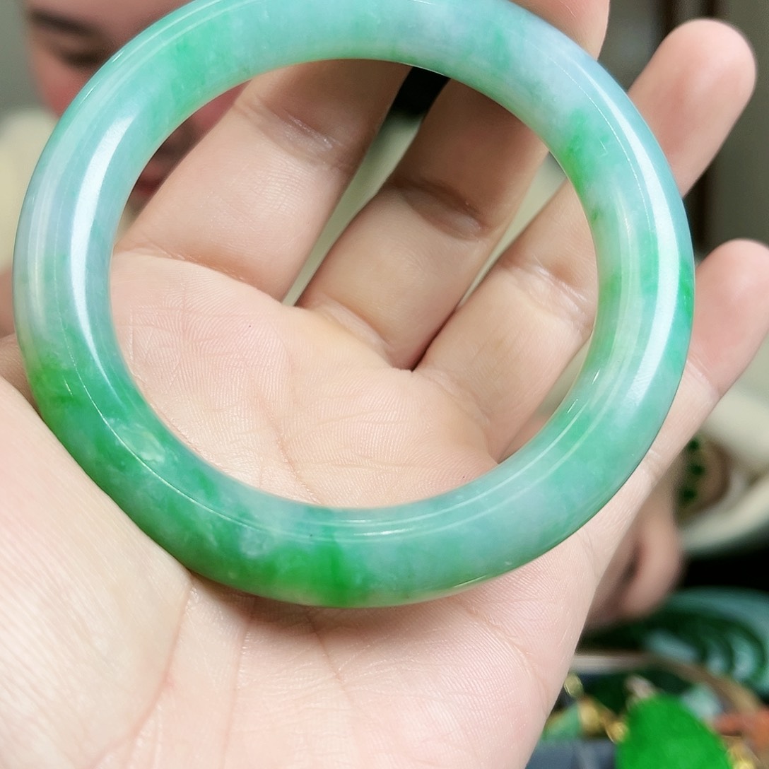 翡翠颈饰未镶嵌手镯