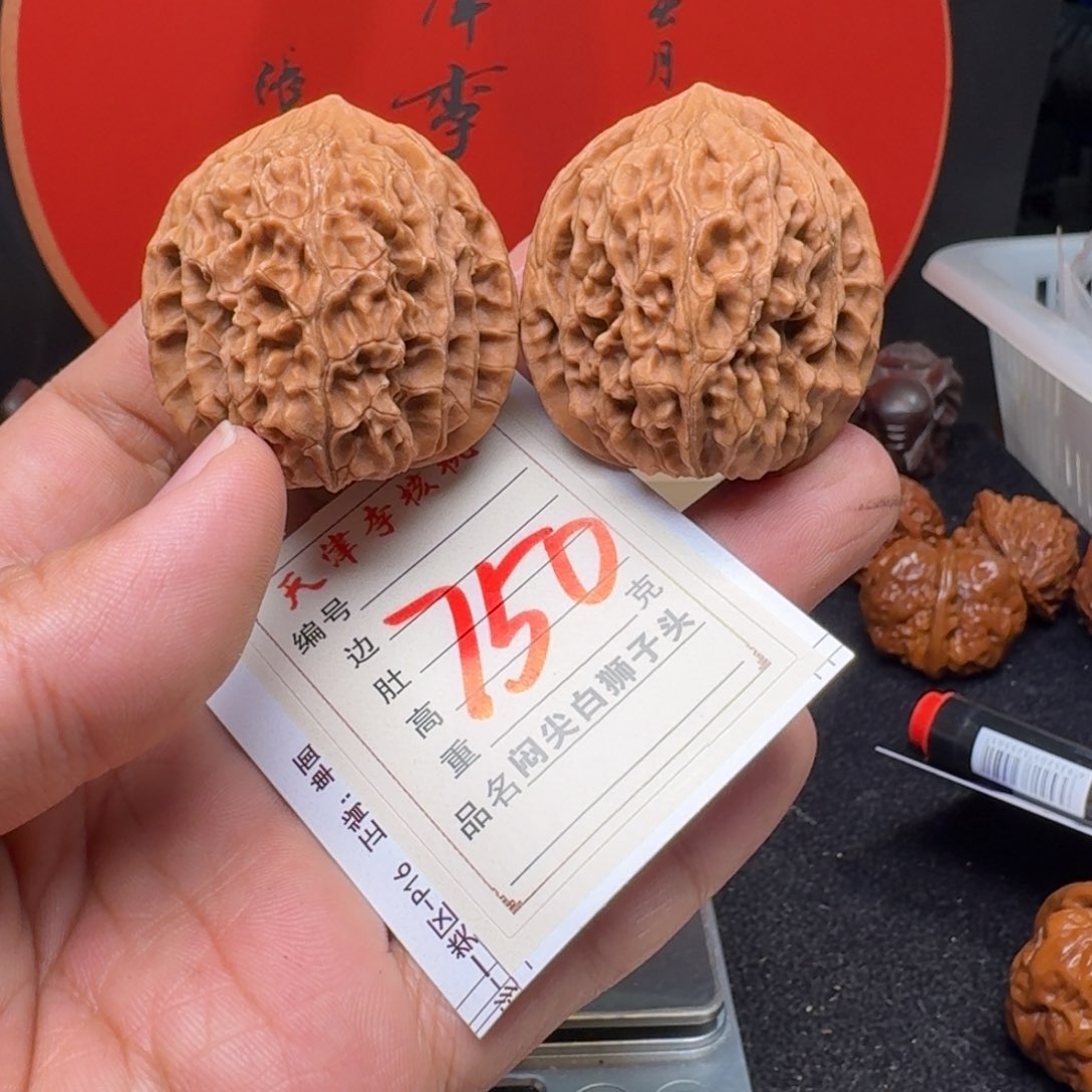 文玩核桃把件41红地闷大鸡心
