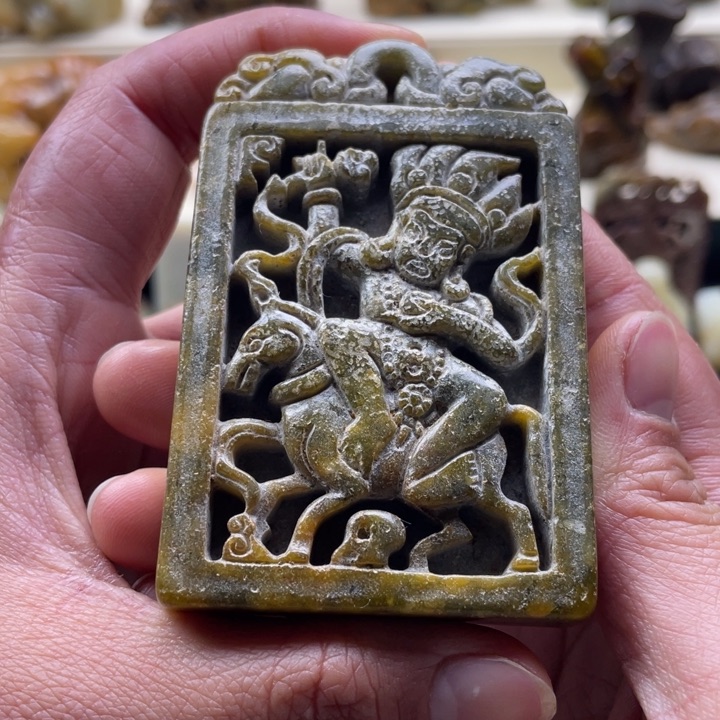 蛇纹石玉颈饰未镶嵌