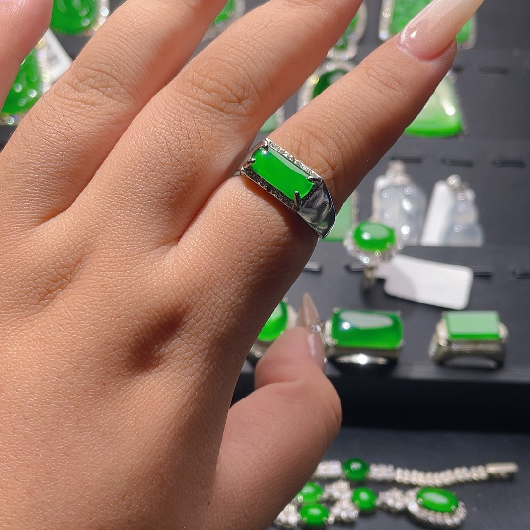 翡翠戒指未镶嵌灯管