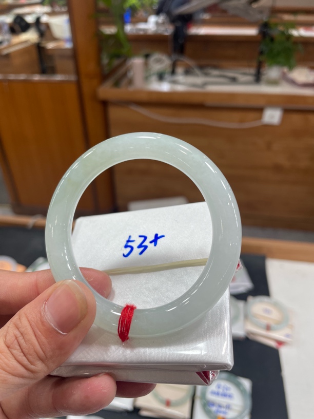 翡翠手镯未镶嵌翡翠