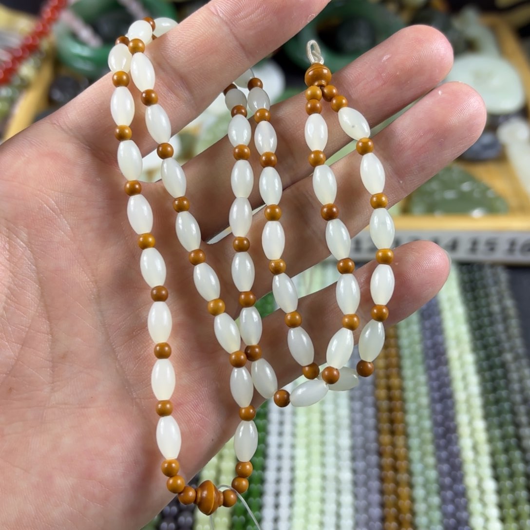 和田玉颈饰未镶嵌