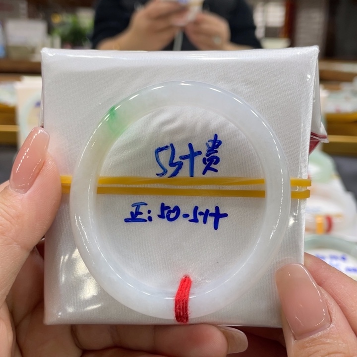翡翠手镯未镶嵌翡翠