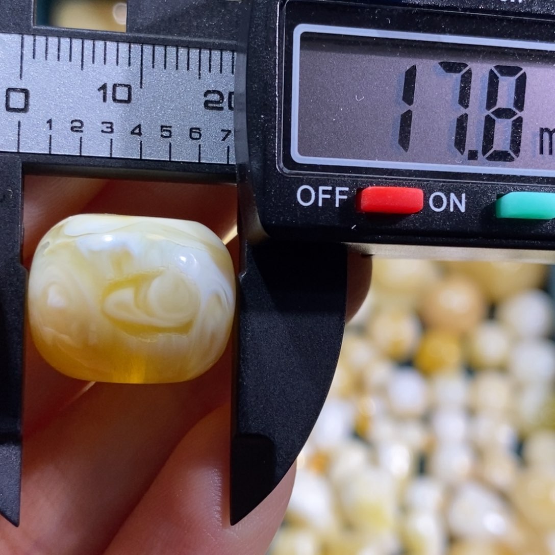 琥珀裸石未镶嵌配饰