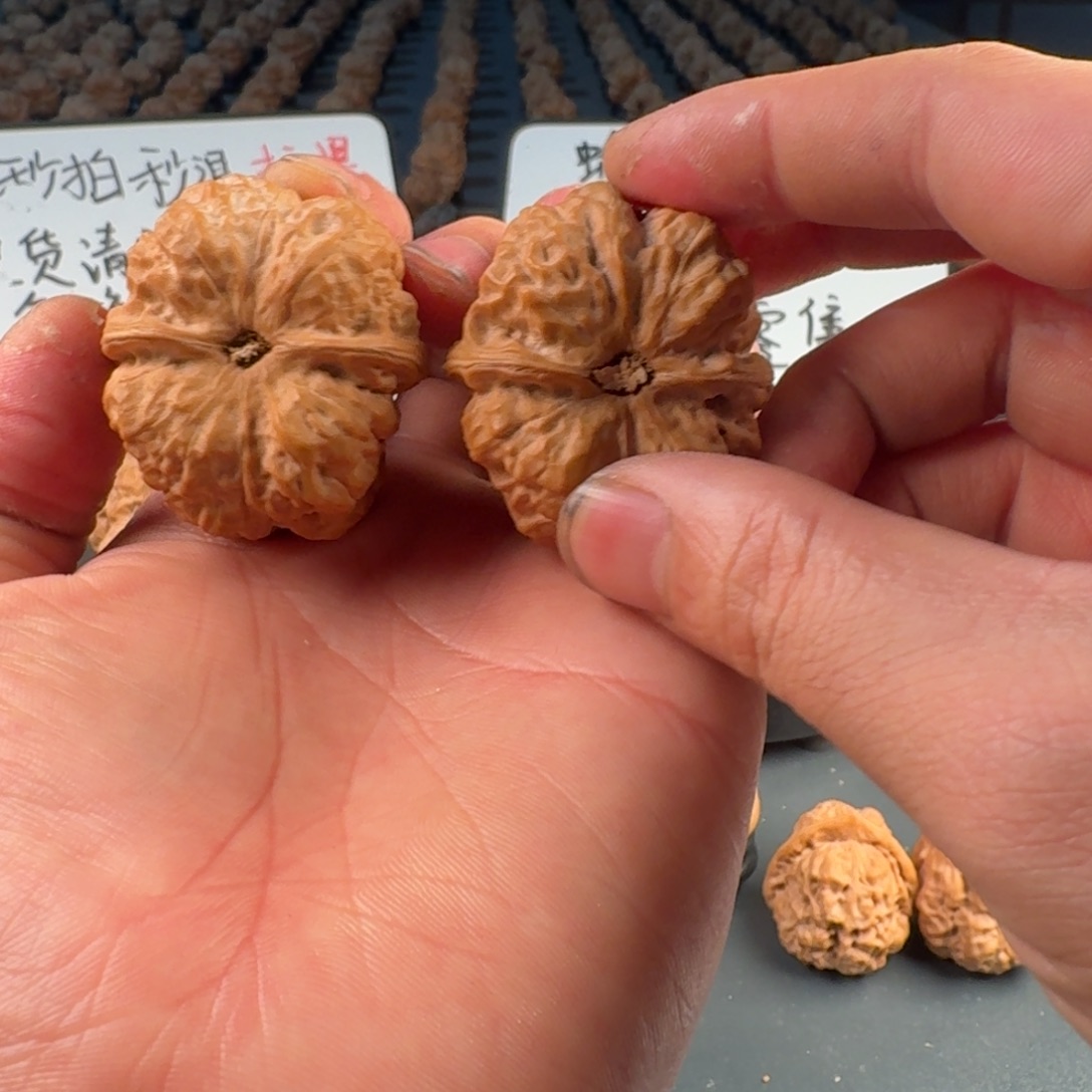 雷***到文玩核桃吊坠蛤蟆的眼睛是真的好看啊