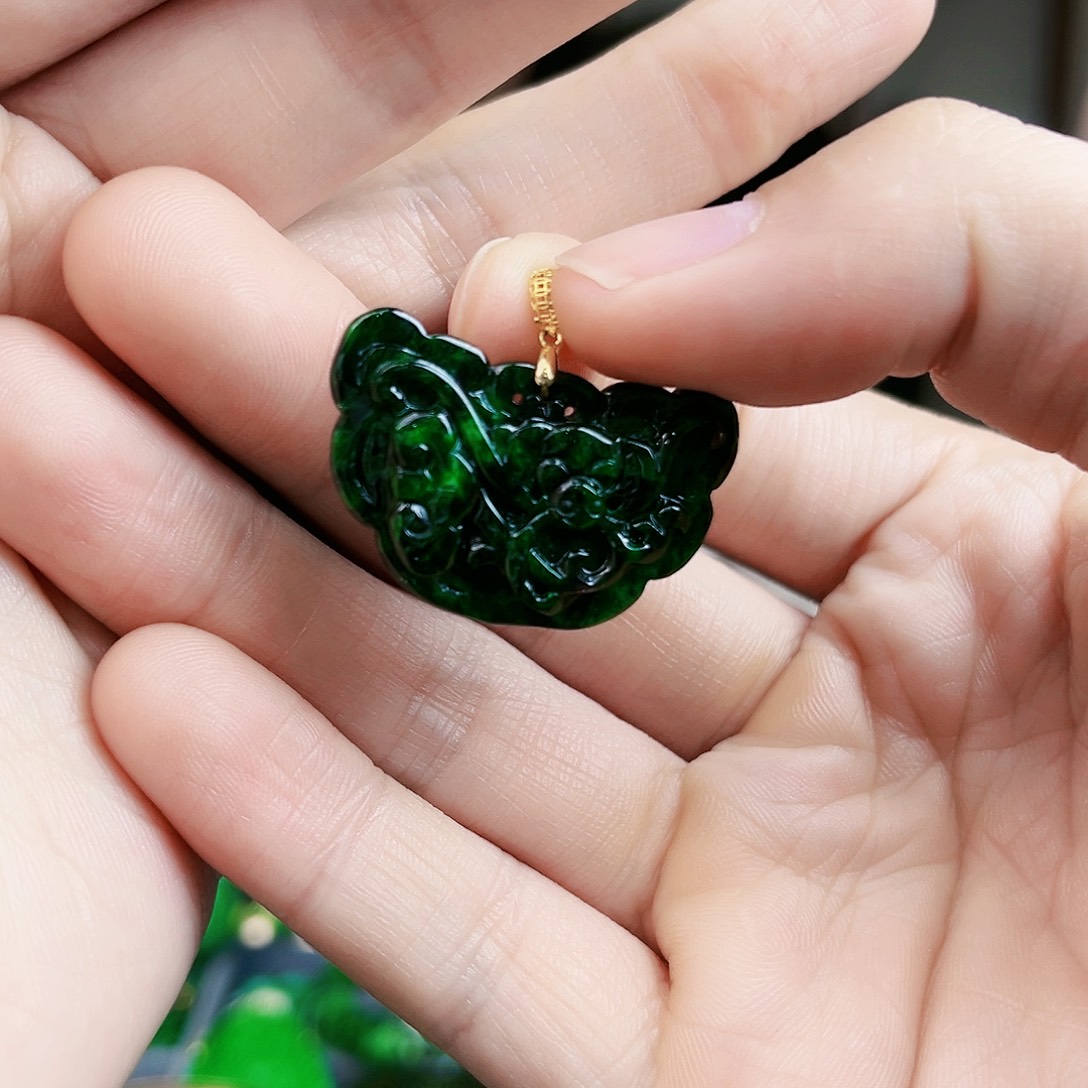 翡翠颈饰18K金镶嵌吊坠