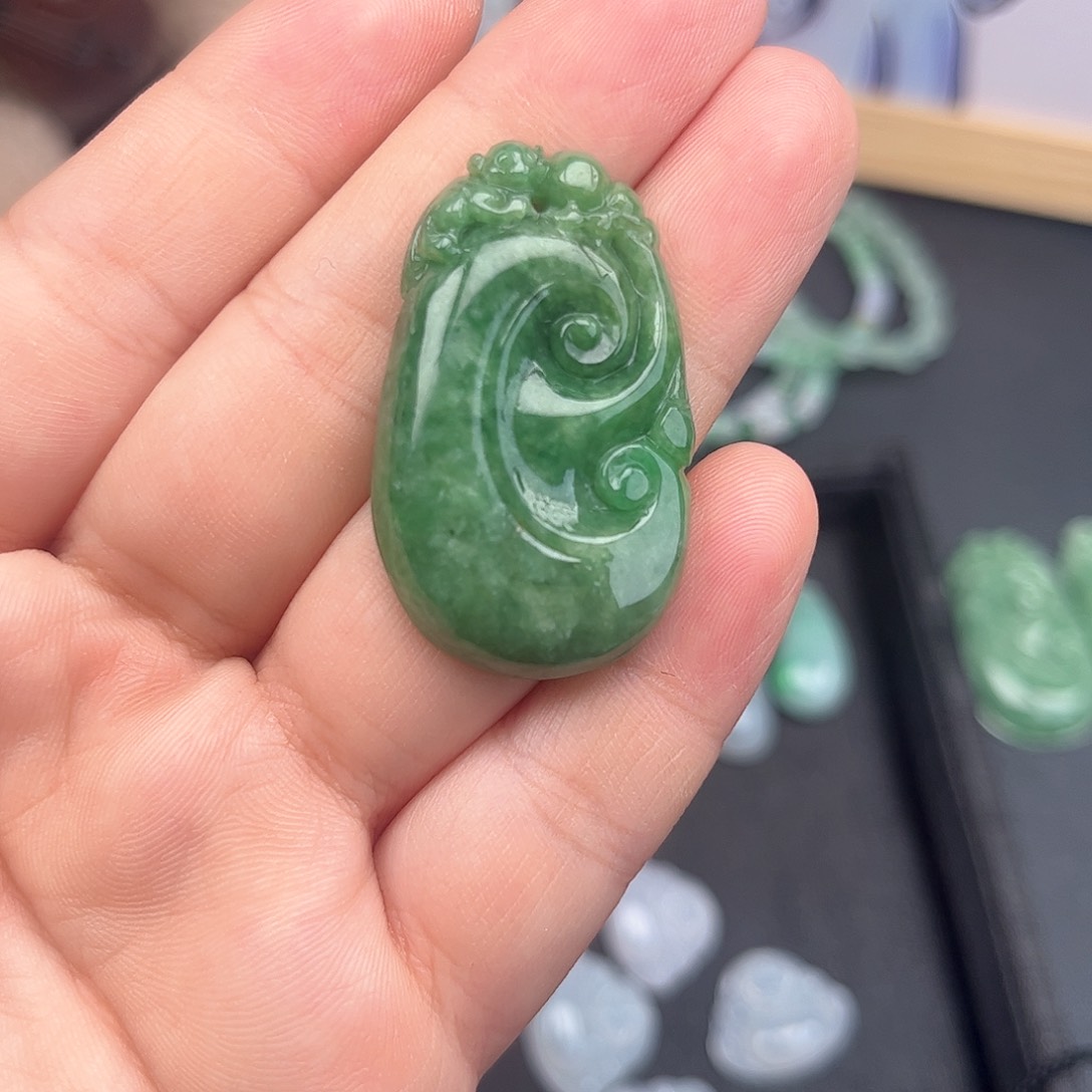 翡翠未镶嵌颈饰如意