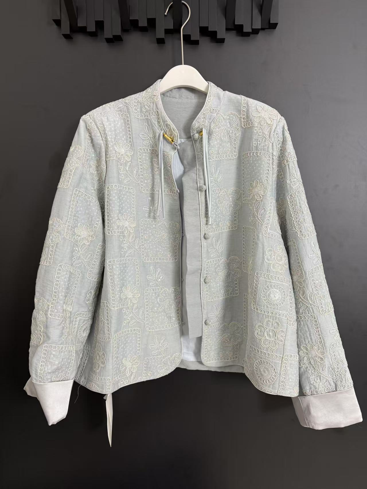 云朵家 - 新款洋气显瘦百搭刺绣提花上衣外套 时尚气质百搭款