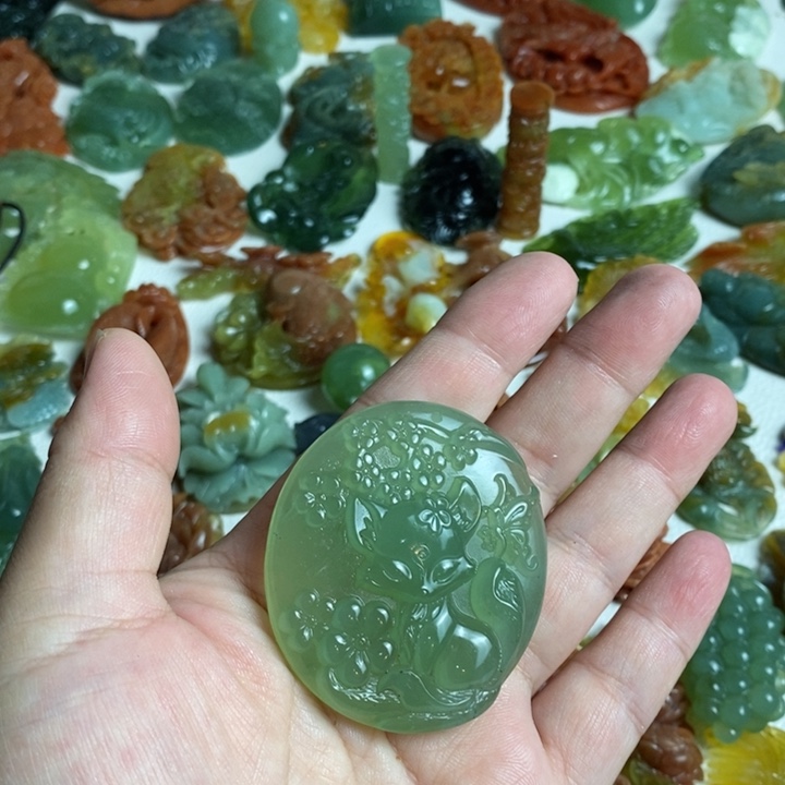 蛇纹石玉颈饰未镶嵌