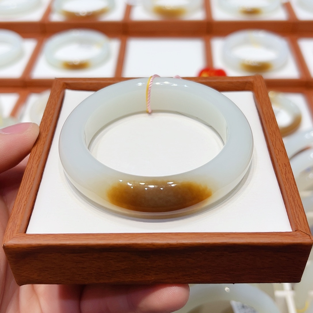 和田玉手镯未镶嵌且末一口老红糖