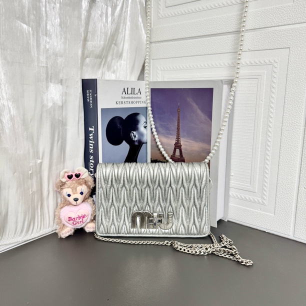 95新 MIU MIU/缪缪 95新 银灰色褶皱链条包斜挎包单肩包