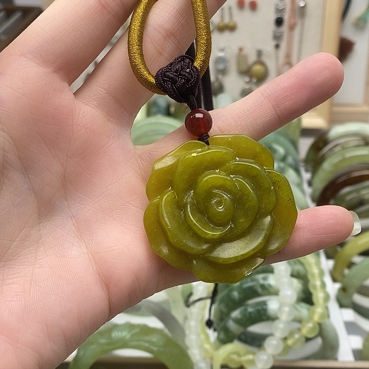 蛇纹石玉颈饰未镶嵌