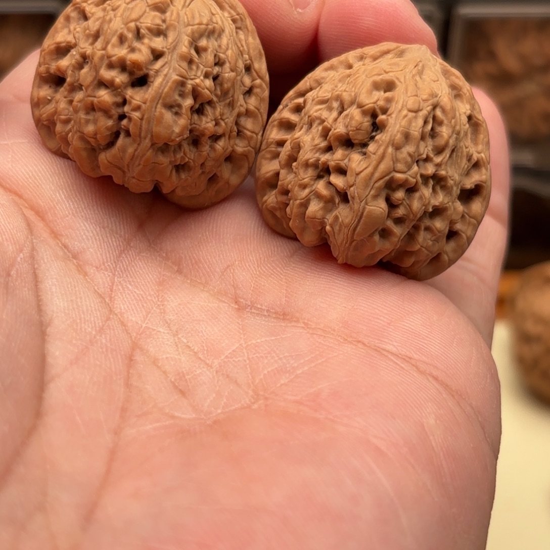 文玩核桃把件红宝石