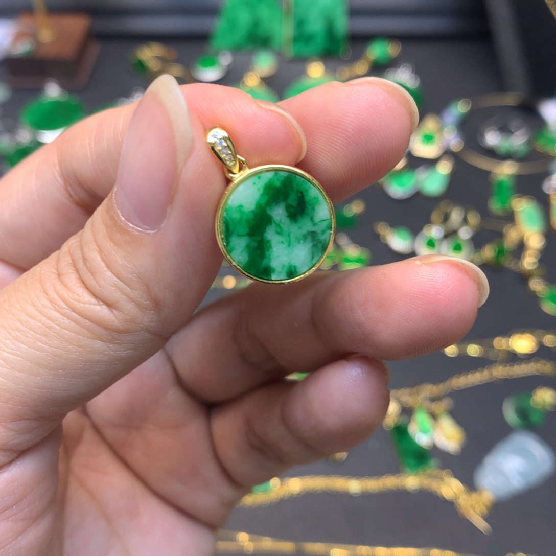 翡翠未镶嵌颈饰有纹